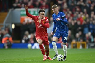 Chelsea's English midfielder Cole Palmer vies for the ball with Liverpool's Curtis Jones