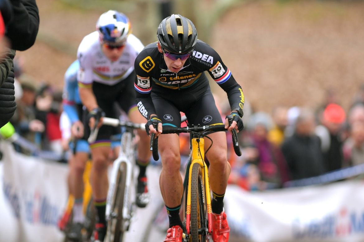 Lars van der Haar puts the pressure on
