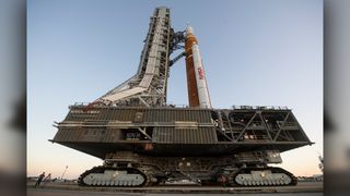 Εν όψει της πτητικής δοκιμής Artemis I της NASA, ο πλήρως στοιβαγμένος και ενσωματωμένος πύραυλος SLS και το διαστημόπλοιο Orion θα υποβληθούν σε πρόβα βρεγμένου ντυσίματος στο Launch Complex 39B για να επαληθεύσουν τα συστήματα και να εξασκηθούν σε διαδικασίες αντίστροφης μέτρησης για την πρώτη εκτόξευση.