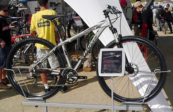Big names continue to jump on the big wheel bandwagon, as seen on this new Stumpjumper 29er from Specialized.