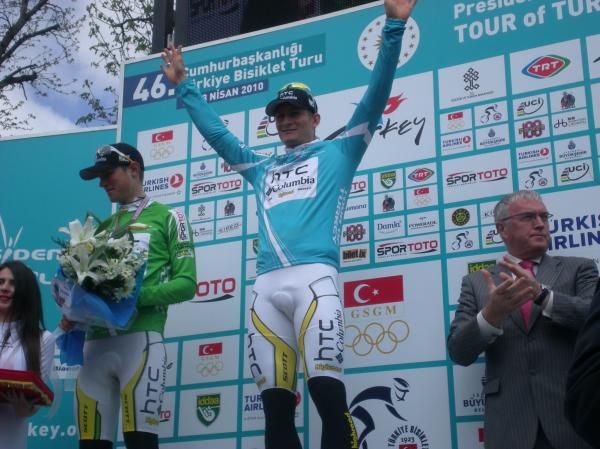 Andr&eacute; Greipel (HTC-Columbia) proudly displays his jersey