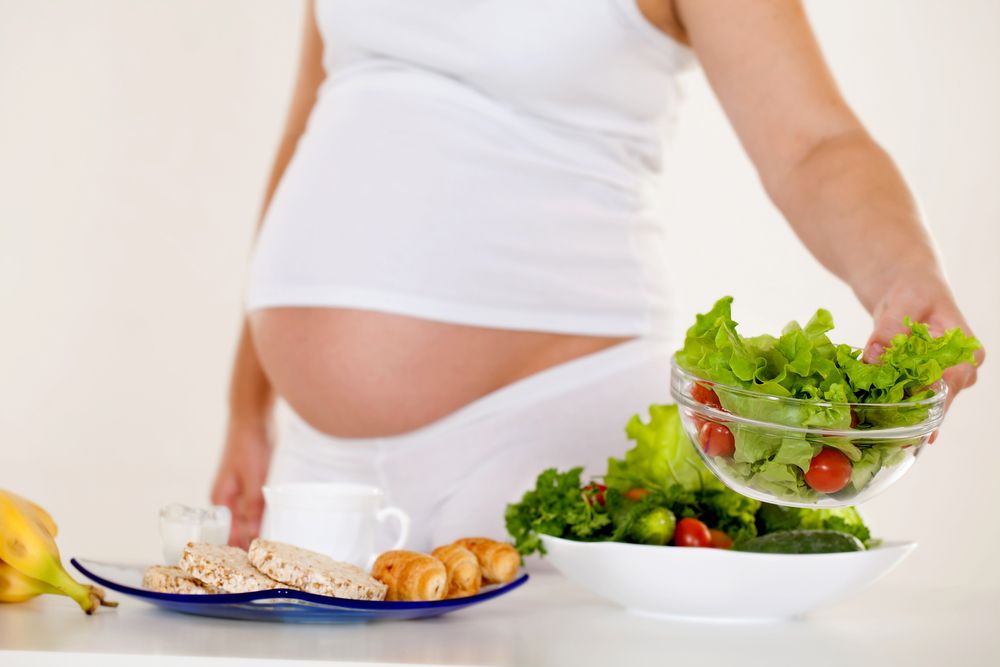 Image of a pregnant woman and healthy food