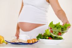 Image of a pregnant woman and healthy food