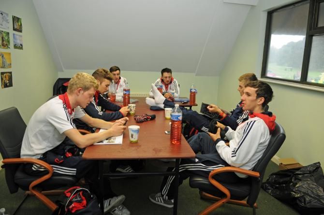 The British team relaxes before the start