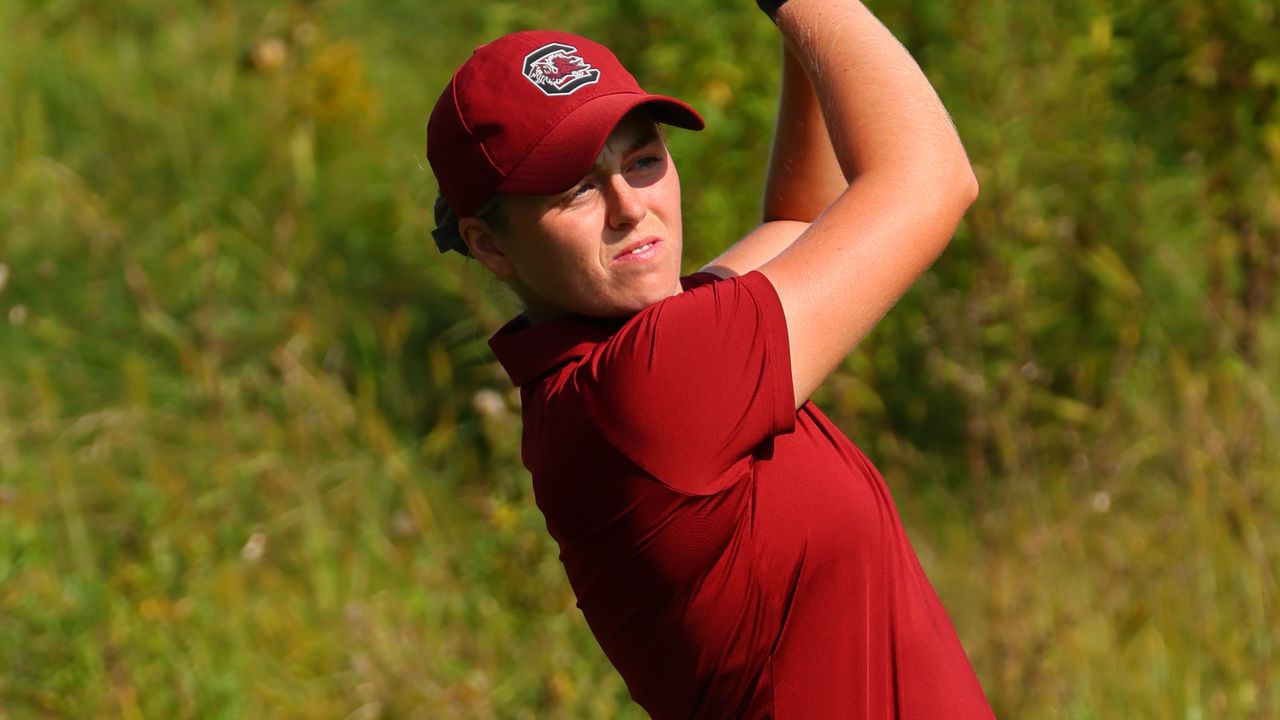 Hannah Darling takes a shot at the ANNIKA Intercollegiate Presented by 3M