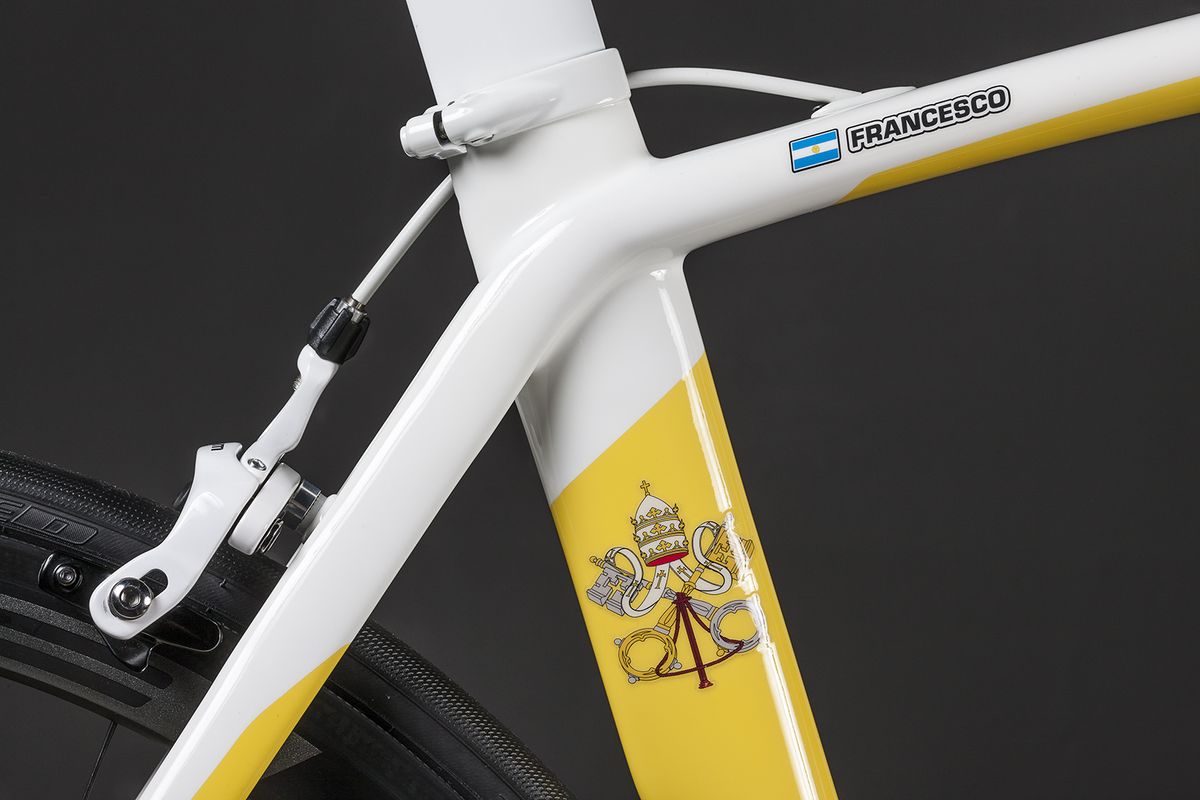 The Specialized Venge presented to Pope Francis by Peter Sagan