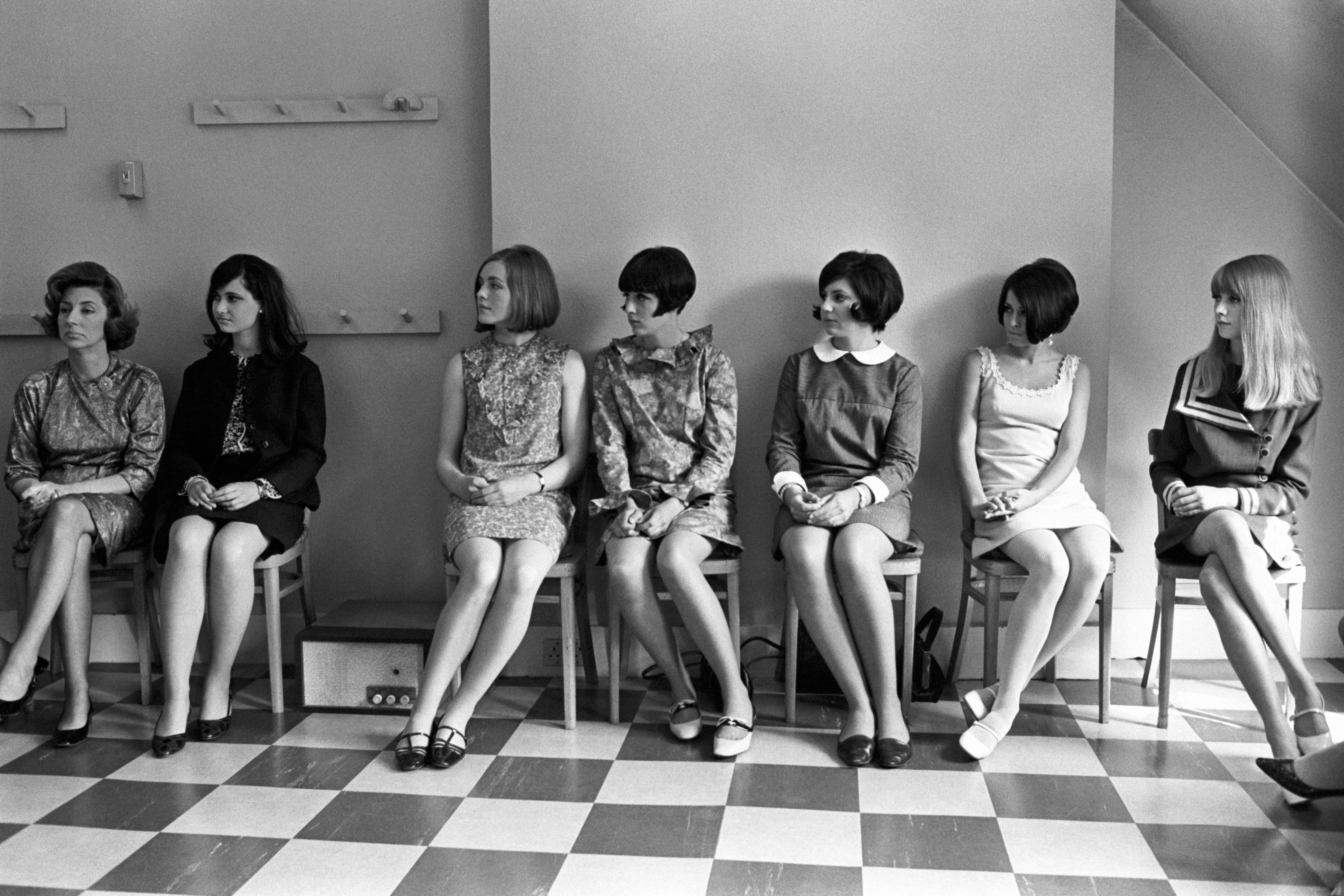 Spectators and models attending a fashion show of the British stylist Mary Quant. London, 1960s