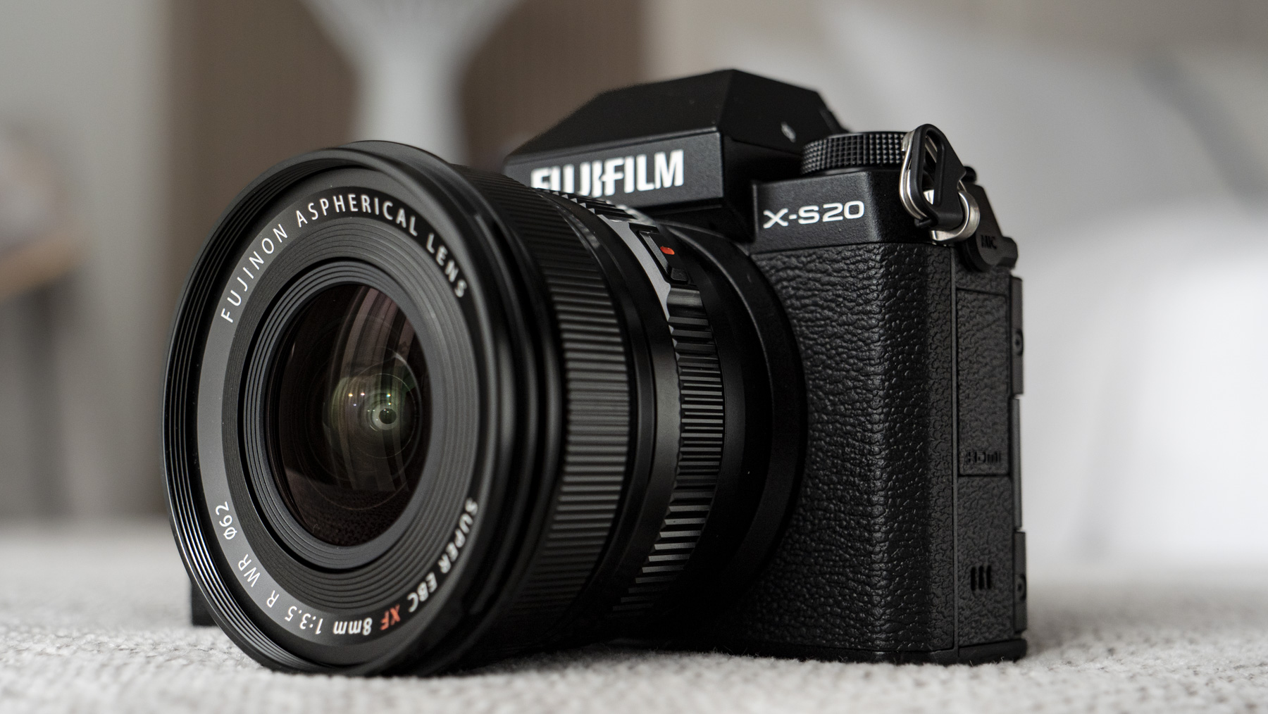 Frente da câmera Fujifilm X-S20 com lente F3.5 de 8 mm acoplada