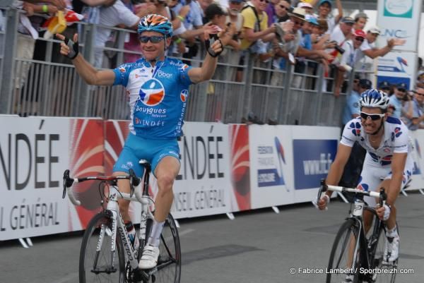Arms up for Thomas Voeckler (Bbox Bouygues Telecom)