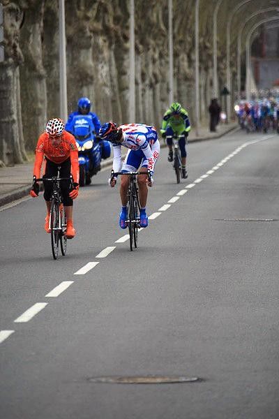 The break forms with Aitor Hern&aacute;ndez (Euskaltel-Euskadi, l) and Piet Rooijakkers (Skil-Shimano). They are waiting for Aleksandr Kuschynski (Liquigas) to catch up. Later Christophe Laurent (Agritubel) joins.