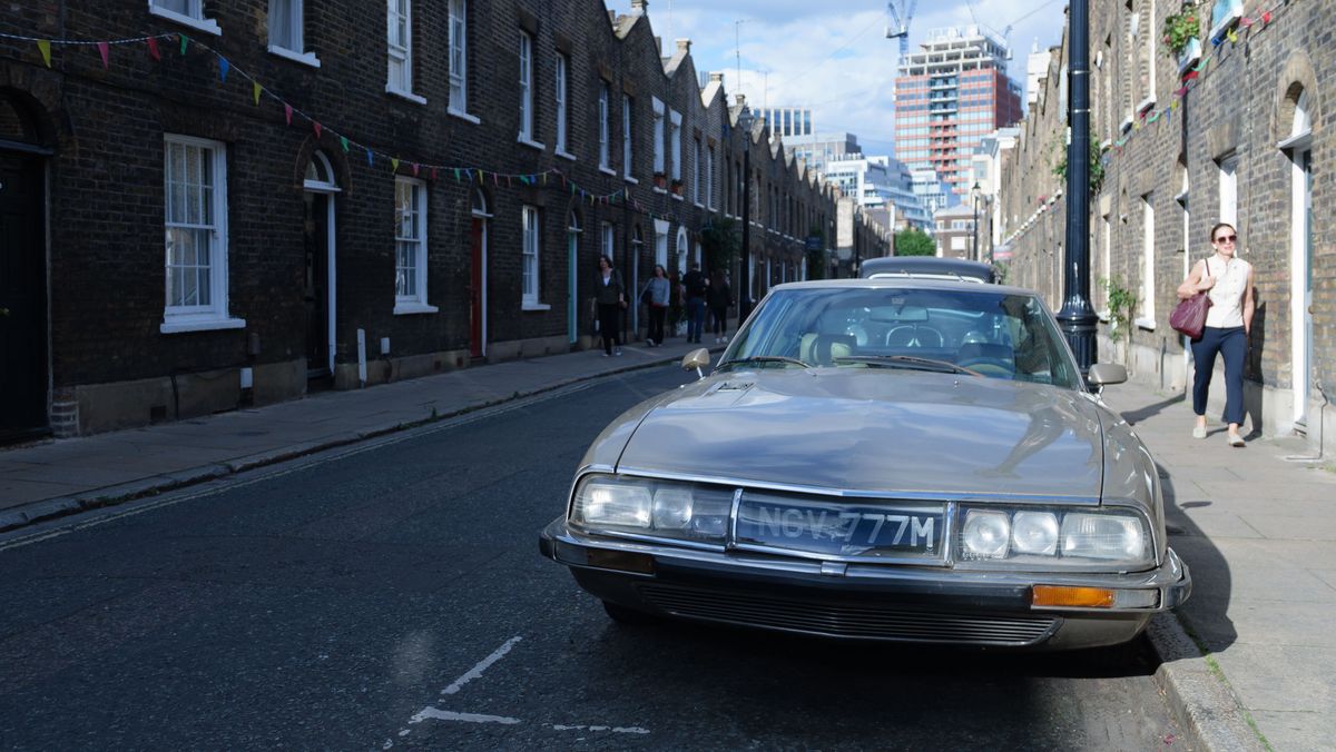 Panasonic Lumix L10 image gallery: a sidewalk in London with a parked classic car in front of old houses