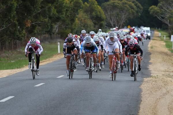 Kirsty Broun (MB Cycles) (left) edged out Rochelle Gilmore (HP Pinarello) (right) at the first sprint prime point