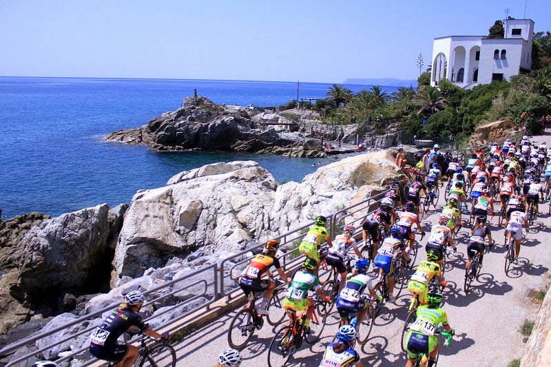 The peloton rides along the Italian coast.