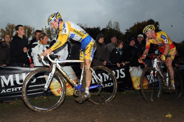 Kevin Pauwels (Telenet - Fidea) leads Klaas Vantornout (Sunweb - Revor)