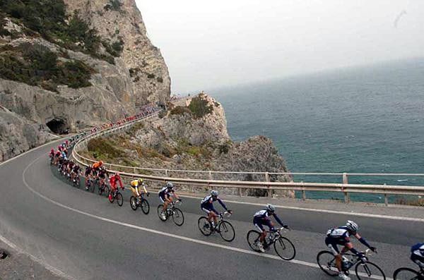 The peloton along the Via Aurelia