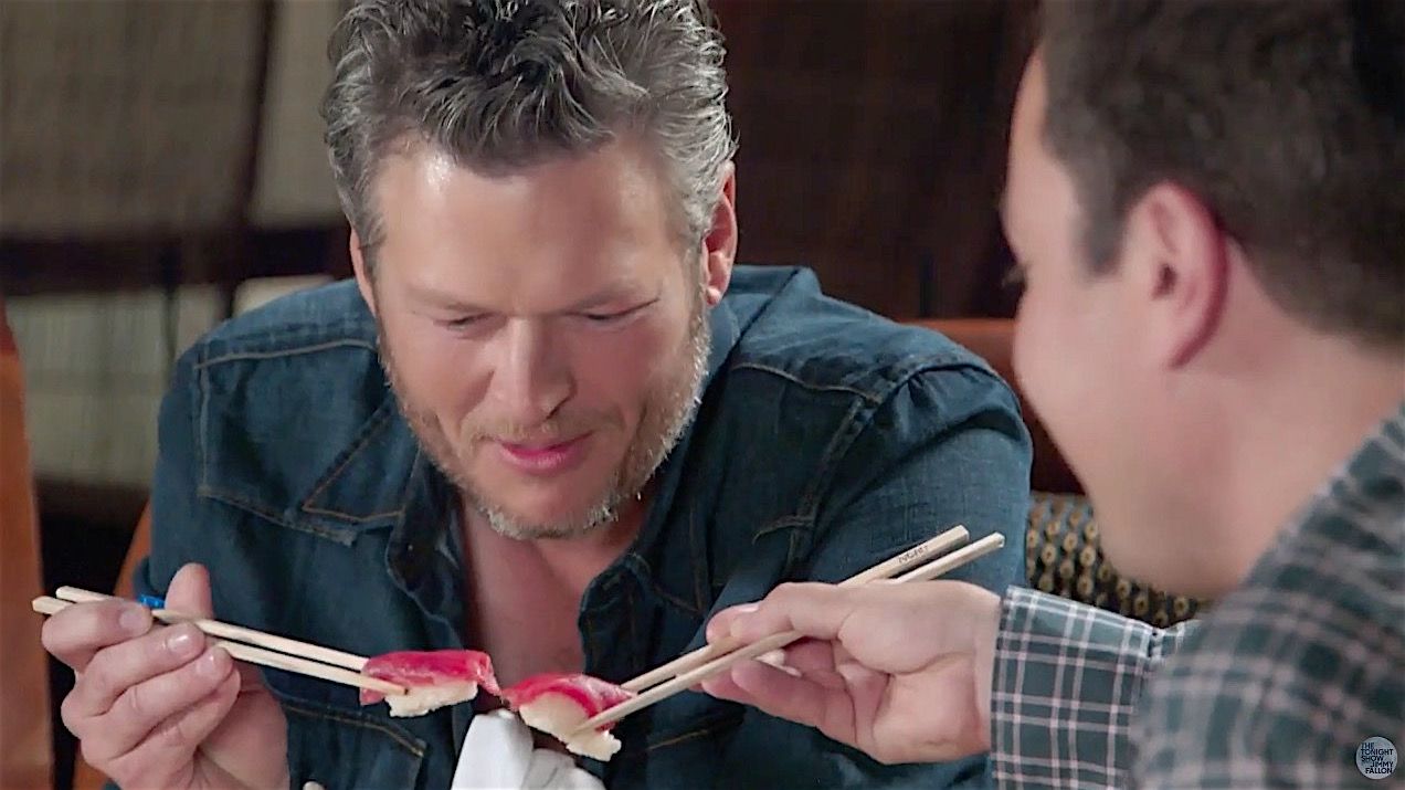 Blake Shelton tries sushi