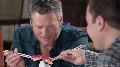 Blake Shelton tries sushi