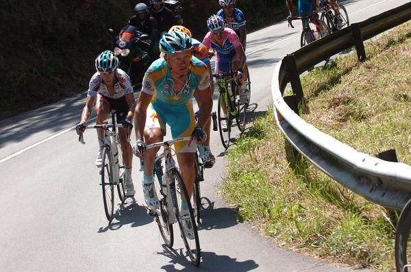 Alexander Vinokourov (Astana) forces a selection on the climb.