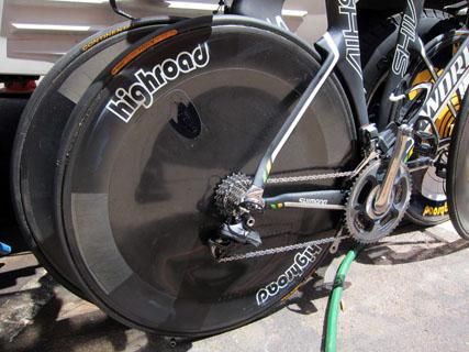 HTC-Highroad's rear discs bear only the 'Highroad' logo but the distinctive shape and construction give it away as a HED - as does the blacked-out logo on the valve hole cover.