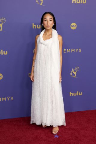 LOS ÁNGELES, CALIFORNIA - 15 DE SEPTIEMBRE: Greta Lee asiste a la 76.ª edición de los premios Primetime Emmy en el Peacock Theater el 15 de septiembre de 2024 en Los Ángeles, California. (Foto de Kevin Mazur/)