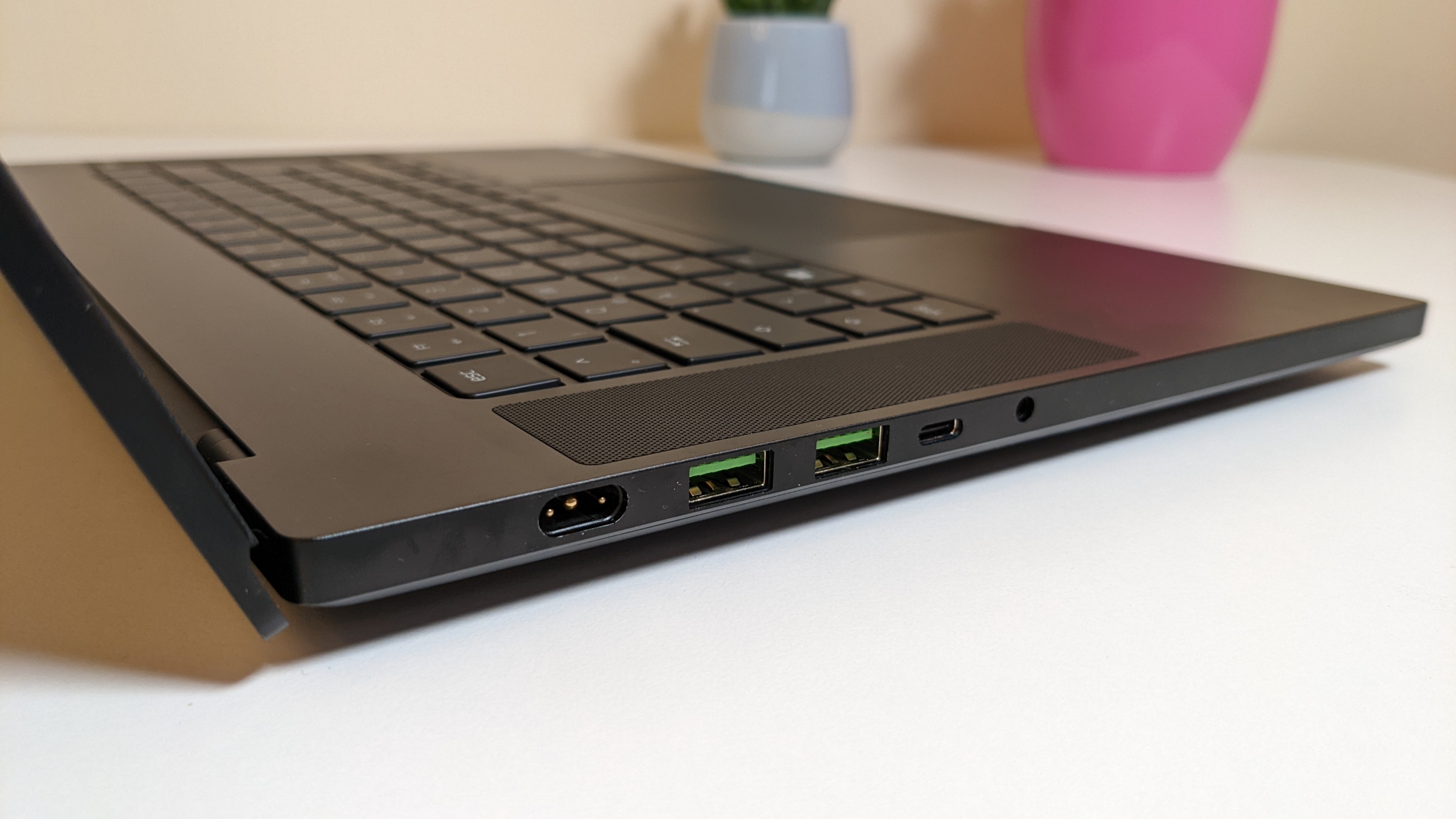 Razer Blade 15 Advanced aufgeklappt mit Blick auf die linke Seite