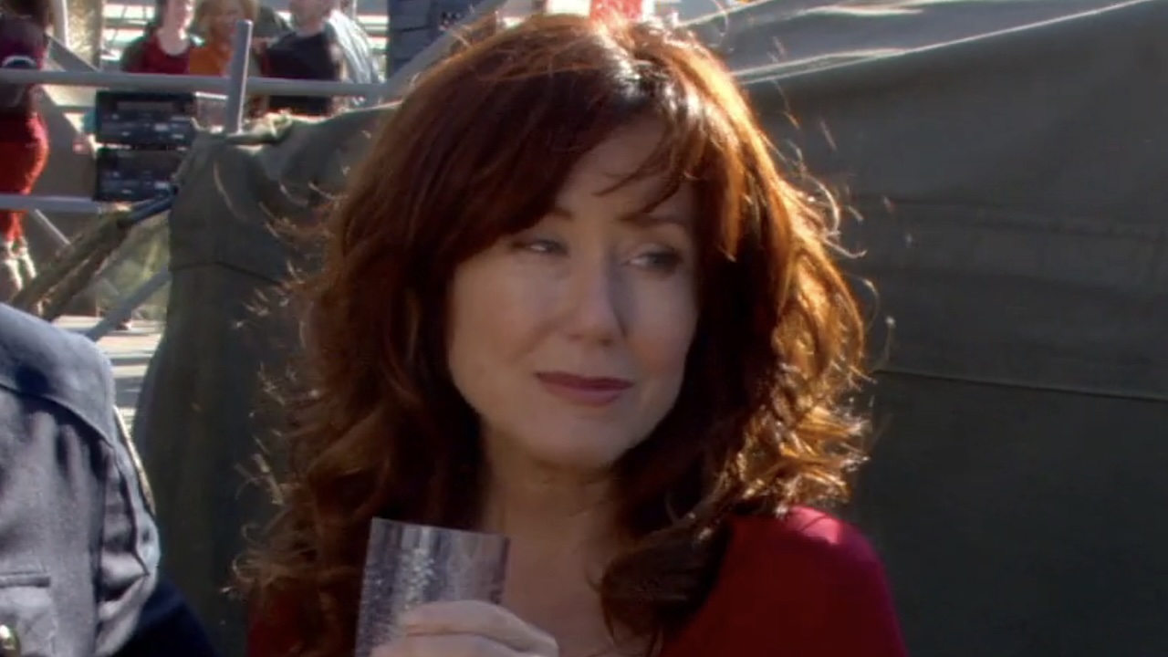 Laura drinking with Bill in Battlestar Galactica