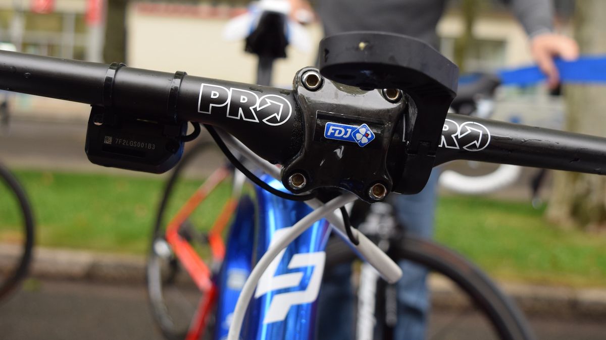 Arnaud Demare runs PRO aero handlebars, which were equipped with a climbing switch on a hilly stage 1