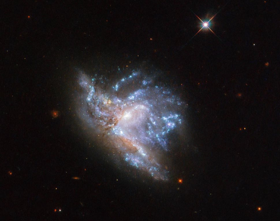 NGC 6052 galaxies crashing