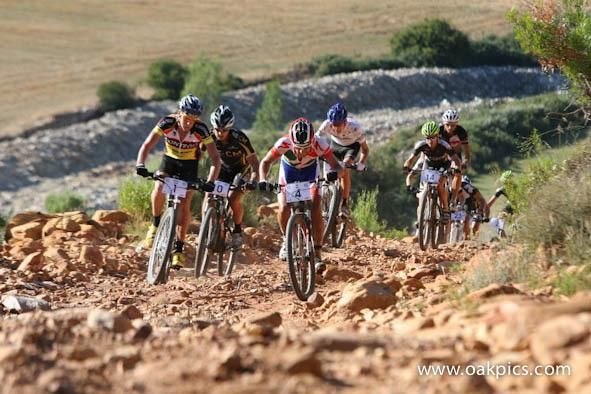 South African marathon champion, Max Knox (no. 4) and 2012 Attakwas champion, Matthys Beukes (no. 1) lead the front group up a stony ascent.