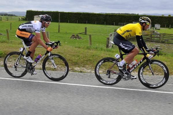 Bauer (Share the Road) needs to pull back four seconds to snatch the jersey off Roulston (Calder Stewart BikeNZ National team).