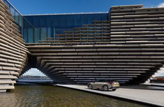 Citroën C5 X in front of the V&A Dundee building
