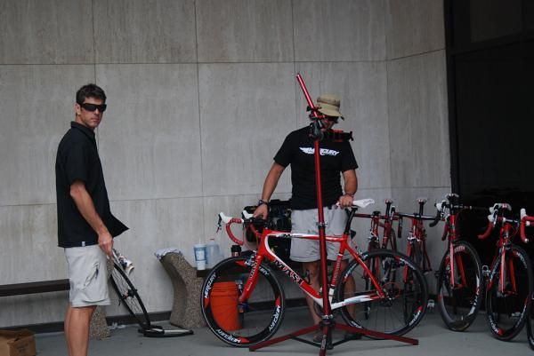 The Kenda p/b Geargrinder team was tucked away in a corner away from the other teams. DS Frankie Andreu supervises.