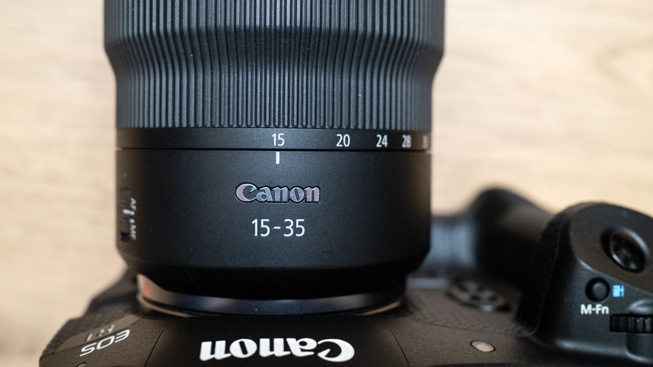 Canon RF 15-35mm f/2.8L IS USM zoom ring close up