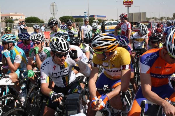 Lars Boom (Rabobank) and Mark Cavendish (HTC-Highroad) chat before the off.