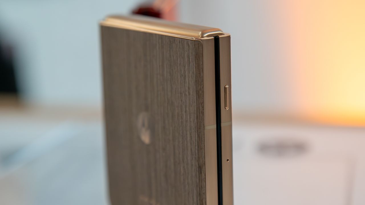 The Razr Ultra 2025 AI key