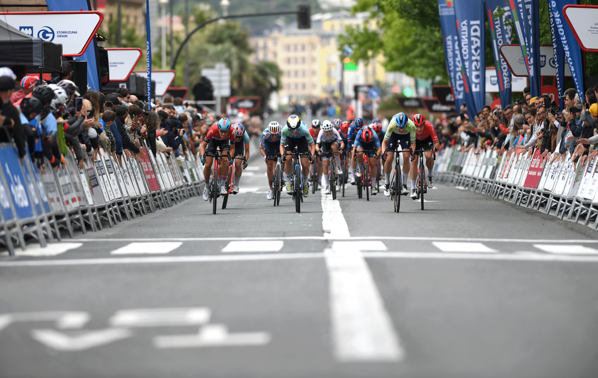 The sprint for second at Itzulia Women stage 3
