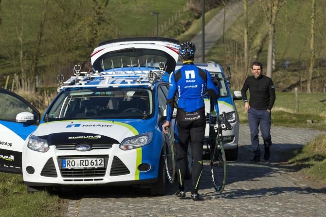A NetApp-Endura rider receives assistance from his team car.