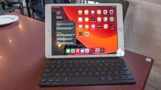 iPad 2020 stående med tastatur