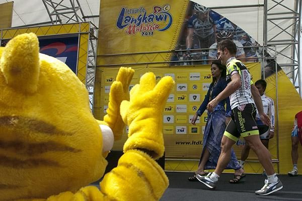 All praise the fastest one: Italian sprinter Andrea Guardini (Farnese Vini/Neri Sottoli) steps onto the podium in Butterworth to accept his yellow jersey.