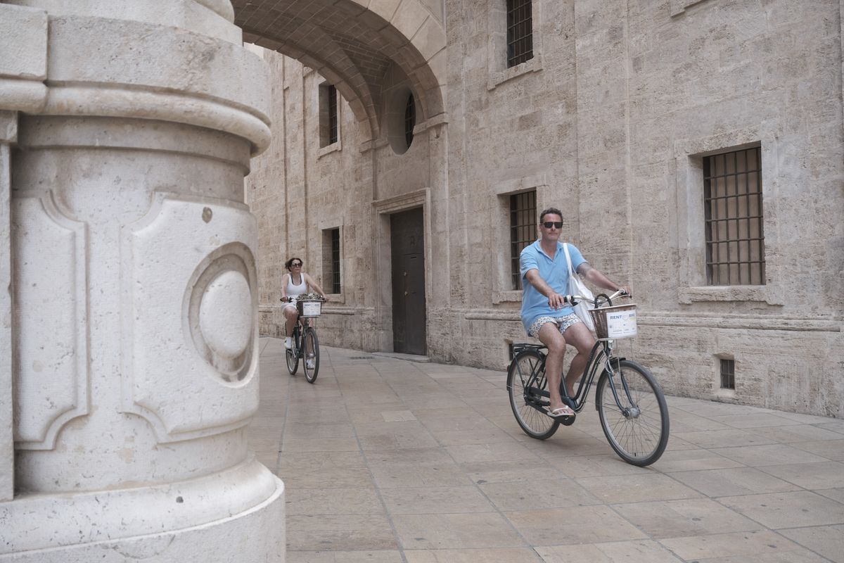Street photography in Valencia, Spain, taken with the Fujifilm X-E5 mirrorless camera and XF 23mm f/2.8 lens
