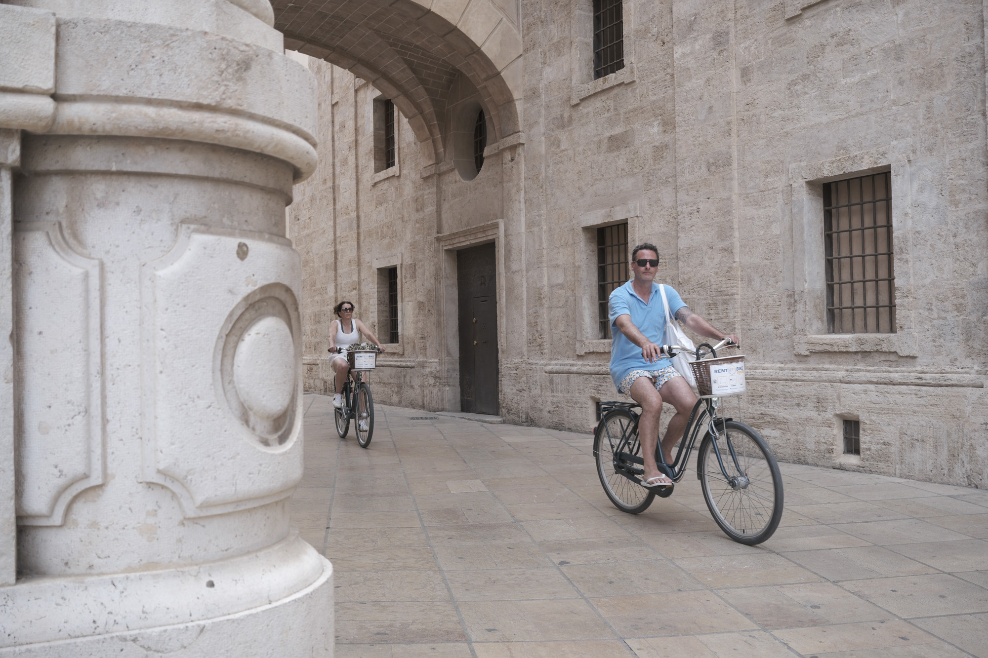 Street photography in Valencia, Spain, taken with the Fujifilm X-E5 mirrorless camera and XF 23mm f/2.8 lens