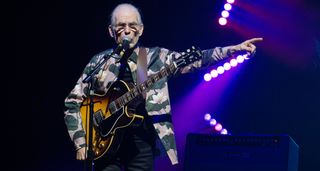 Steve Howe points the way ahead onstage with his ES-175