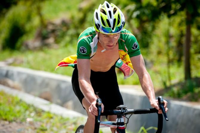 Last year's winner Oscar Pujol (Polygon Sweet Nice) tries to make contact with the leaders