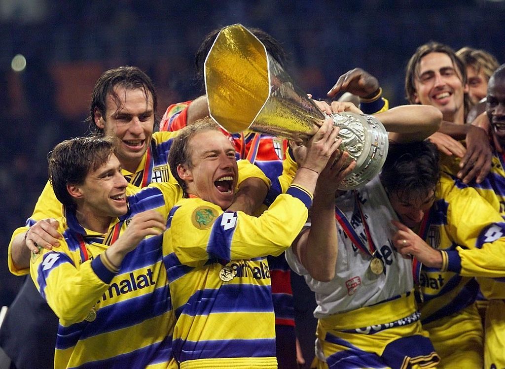 Parma&#039;s players celebrate with their trophy after beating Olympique de Marseille&#039;s 3-0, 12 May 1999 at Luzhniki Stadium in Moscow in the 28th UEFA soccer Cup final between Olympique de Marseille and Parma AC.