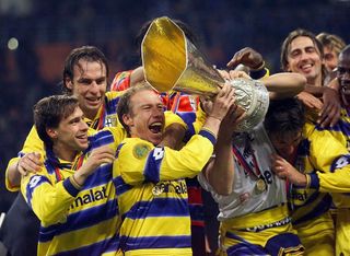 Parma's players celebrate with their trophy after beating Olympique de Marseille's 3-0, 12 May 1999 at Luzhniki Stadium in Moscow in the 28th UEFA soccer Cup final between Olympique de Marseille and Parma AC.