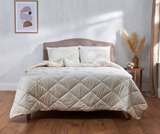 Organic Washable Wool Comforter on a bed.