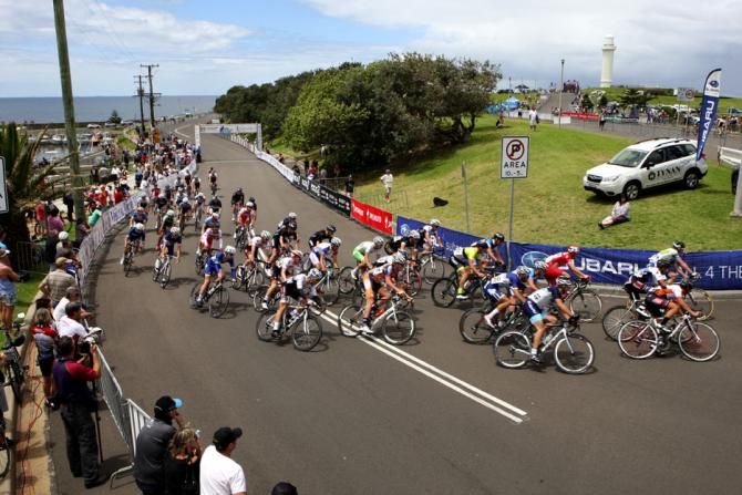 The men's peloton rounding a corner