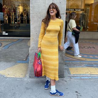 @dianekari wears a knitted midi dress with colour Adidas Gazelle's.