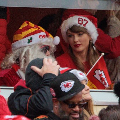 KANSAS CITY, MO - DECEMBER 25: Artis Taylor Swift in the stands with an 87 Santa hat on during the game between the Kansas City Chiefs and the Las Vegas Raiders on December 25th, 2023 at Arrowhead Stadium in Kansas City, Missouri. (Photo by William Purnell/Icon Sportswire via Getty Images)