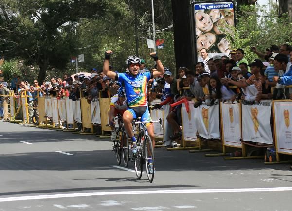 Jhonny Caicedo takes the win in style